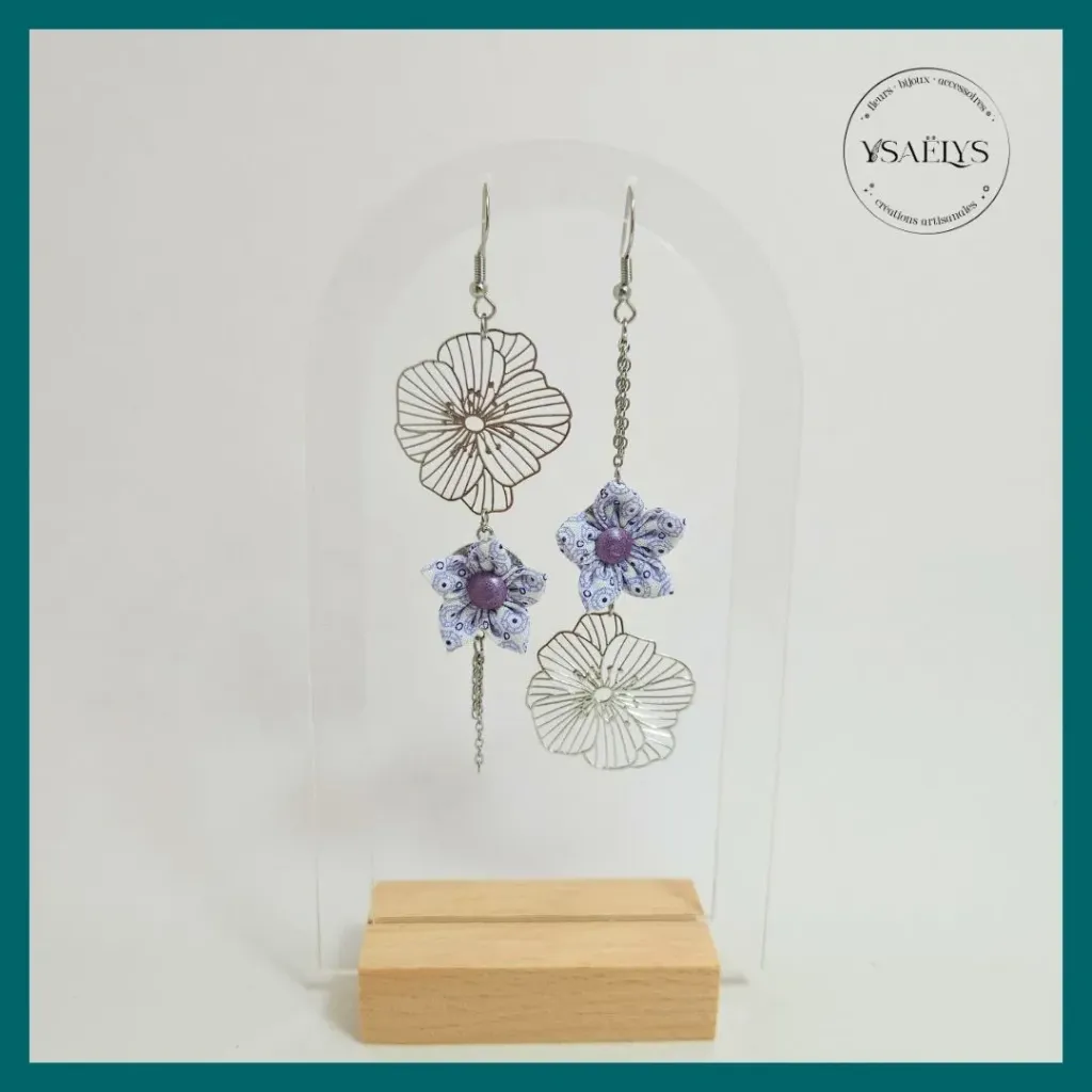 Boucle d'oreille Ysaëlys Fleurs Mauves Asymétrique